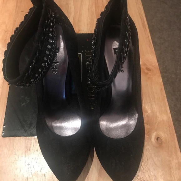 Black heels! - Picture 2 of 4